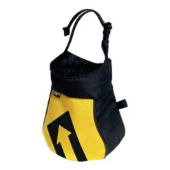 Das Bild zeigt das gelb-schwarze Singing Rock Boulder Bag. Man erkennt die Form des Chalk Bags, den Trageriemen und das Logo.