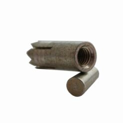 Das Bild zeigt den Spit M8 verzinkt. Einen dunkelgrauen, selbstbohrenden Anker bestehend aus dem Anker und einem kleinen Spreizkegel. Das Produkt liegt in Bildmitte und man erkennt alle seine Details wie die Zacken an der Spitze und den Klegel.