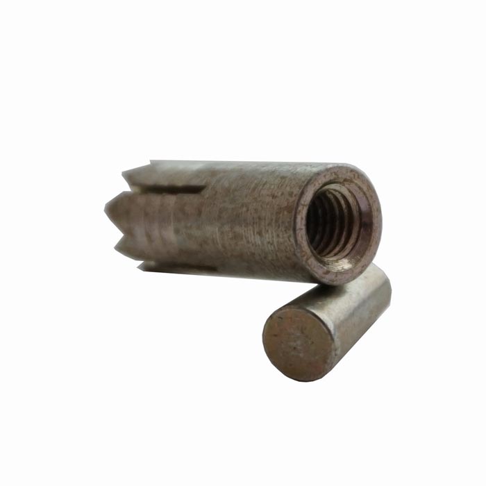 Das Bild zeigt den Spit M8 verzinkt. Einen dunkelgrauen, selbstbohrenden Anker bestehend aus dem Anker und einem kleinen Spreizkegel. Das Produkt liegt in Bildmitte und man erkennt alle seine Details wie die Zacken an der Spitze und den Klegel.