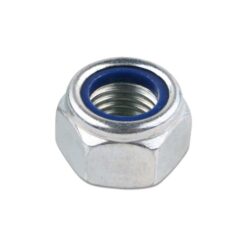 Das Bild zeigt eine selbstsichernde Mutter M10 verzinkt. Sie ist in Bildmitte auf einem weißem Quadrat zu sehen, man erkennt die blaue Polyamid Ringeinlage welche ein Drehen verhindert.