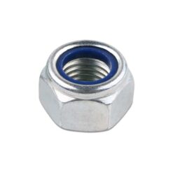 Das Bild zeigt eine selbstsichernde Mutter M12 verzinkt. Sie ist in Bildmitte auf einem weißem Quadrat zu sehen, man erkennt die blaue Polyamid Ringeinlage welche ein Drehen verhindert.