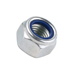 Das Bild zeigt eine selbstsichernde Mutter M12 verzinkt. Sie ist in Bildmitte auf einem weißem Quadrat zu sehen, man erkennt die blaue Polyamid Ringeinlage welche ein Drehen verhindert.