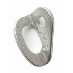 Das Bild zeigt die 10mm Bohrhakenlasche verzinkt der Firma Raumer. Sie liegt schräg auf einem weißem Quadrat und man erkennt alle eingestanzten Normen am Stahl.