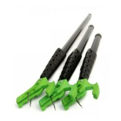 Das Bild zeigt die drei Beta Stick Modelle Ultra Compact, Super Standard und Uktra Long. Sie liegen schräg nebeneinander im Bild mit der grünen Karabinerfixierung im Vordergrund und den schwarzen Teleskopteilen im Hintergrund.