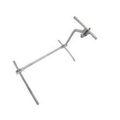 Das Bild zeigt eine Drahsteilstiegen Stufe für den Klettersteigbau mit einem Abstandhalter Arm und angedeutetem Drahtseil an den Seiten.