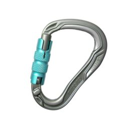 Das Bild zeigt den Edelrid Bulletproof Triple HMS Karabiner. Er steht in Bildmitte eines weißen Quadrates mit der Twist Lock Öffnung links. Oben im Scheitel der helle Stahleinsatz.