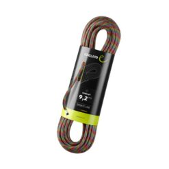 Das Bild zeigt einen verpackten Strang des Edelrid Kinglet Kletterseil. Der verpackte Strang steht schräg in Bildmitte eines weißen Quadrates. Man erkennt das bunte Seilmuster und das Verpackungslabel.