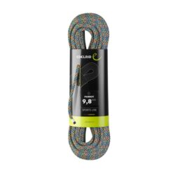 das Bild zeigt ein Edelrid Parrot 9,8mm Einfachseil. Das aufgerollte Seil steht aufrecht in Originalverpackung in der Mitte eines weißen Quadrates. Man erkennt den bunten Seilstrang und das schwarz-grüne Verpackungslabel.