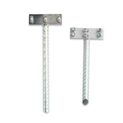 Das Bild zeigt zwei silberne Klettersteig Endanker 26mm verzinkt in unterschiedlicher Länge auf einem weißem Quadrat.