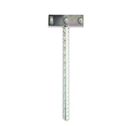 Das Bild zeigt einen silbernen Klettersteig Endanker 26mm verzinkt auf einem weißem Quadrat.