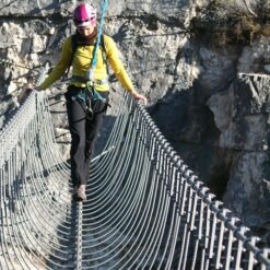 Das Bild zeigt eine Tibetan Bridge über eine Schlucht an einem Klettersteig.