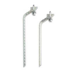 Das Bild zeigt zwei Klemmanker für Klettersteige nebeneinander auf einem weißem Quadrat.