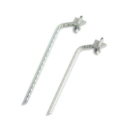 Das Bild zeigt zwei Klettersteiganker vertikal 16mm verzinkt auf einem weißem Quadrat.