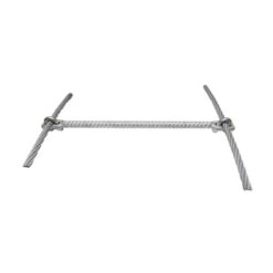 Das Bild zeigt eine Drahsteilstiegen Stufe für den Klettersteigbau mit angedeutetem Drahtseil an den Seiten.