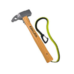 Das Bild zeigt den Edelrid Hudson Big Wall Hammer mit braunem Holzstiel und silbernen Hammerkopf inklusive grüner Sicherungsschlaufe.