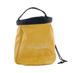 Das Bild zeigt das gelbe MAntle Boulder Bag von der Seite. Man sieht die Top Öffnung und den Kordel Zug.