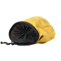 Das Bild zeigt das gelbe MAntle Boulder Bag von der Seite. MAn sieht die Top Öffnung und den Kordel Zug.