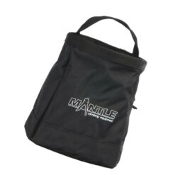 Das Bild zeigt das Mantle Boulder Bag schwarz. Man erkennt das Chalkbag mit dem weißem Logo sowie den Trageriemen.