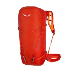 Das Bild zeigt den feuerroten Salewa Apex Wall 32 Kletterrucksack. MAn sieht ihn aufrecht in Mitte eines weißen Quadrates und erkennt die wichtigsten Features und die Trageriemen am Rücken.