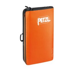 Das Bild zeigt die Petzl Alto Bouldermatte in geschlossenem Zustand. MAn sieht die orange Oberseite mit dem weißem Petzl Schriftzug.