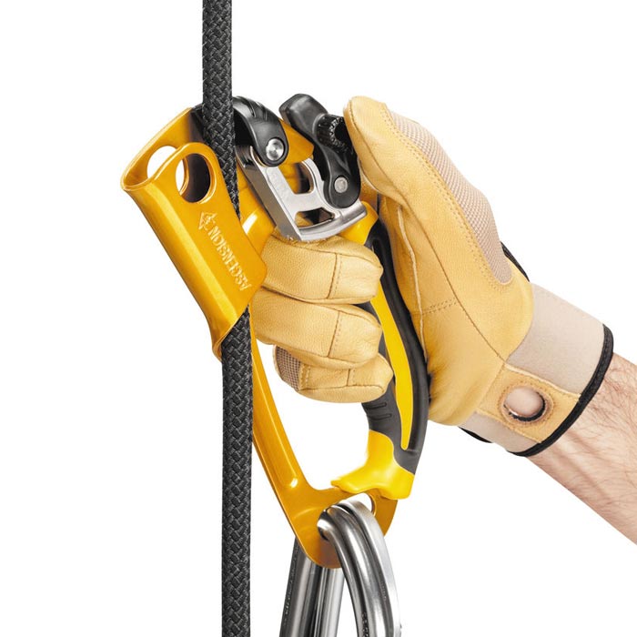 Das Bild zeigt einen Petzl Jumar mit einer Hand im Lederhandschandschuh am Griff.