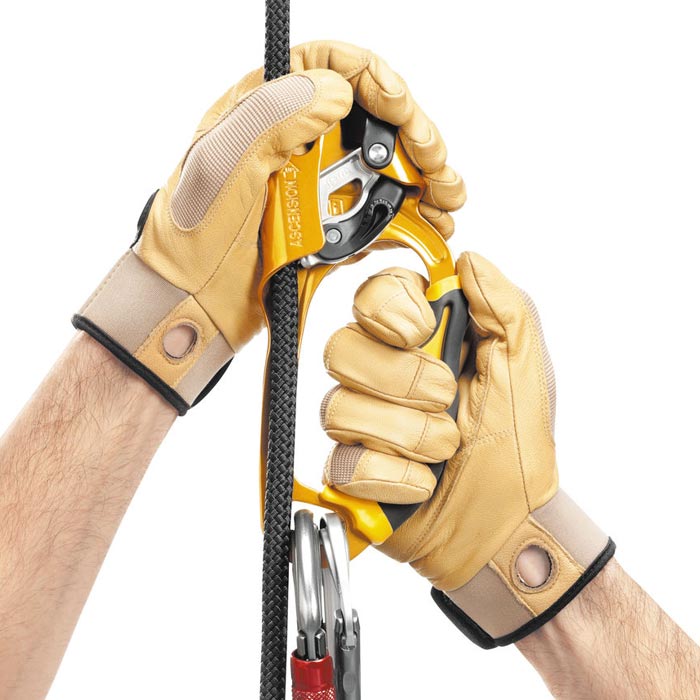 Das Bild zeigt einen Petzl Jumar mit zwei Händen an der Steigklemme.