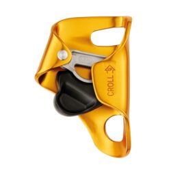 Das Bild zeigt die orange Petzl Croll Bruststeigklemme. Man erkennt die Form, die Klemmnocken und eingravierten Symbole im Alu RAhmen sowie den schwarzen Sicherheitsriegel zum Öffnen und Schließen.