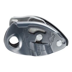 Das Bild zeigt ein graues Petzl Grigri 2. Man sieht die Alu minium Seite des Sicherungsgerätes und die eingraviertes Symbole.