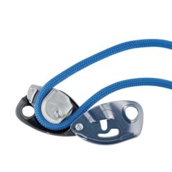 Das Bild zeigt ein blaues Seil in einem grauem Sicherungsgerät.