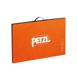 Das Bild zeigt das Petzl Nimbo Sitzstart Pad. Man sieht die orange Oberseite mit weißem Petzl Schriftzug und dem Produktnamen im rechten Eck der Matte. Oberhalb die schwarze Trageschlaufe.