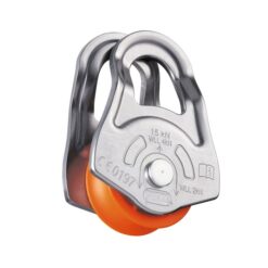Das Bild zeigt die grau-orange Petzl Oscillante Umlenkrolle. MAn erkennt die eingravierten Symbole und Daten am seitlichen Alu-Rahmen.