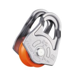 Das Bild zeigt die grau-orange Petzl Oscillante Umlenkrolle. MAn erkennt die eingravierten Symbole und Daten am seitlichen Alu-Rahmen.