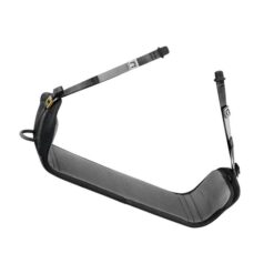 Das Bild zeigt das schwarze Petzl Podium Sitzbrett mit zwei Aufhängeschlaufen in einem weißem Quadrat.