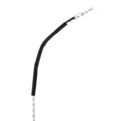 Das Bild zeigt den schwarzen Petzl Protec Seilschutz mit einem weißem Statikseil darin fixiert.