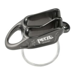 Das Bild zeigt das Petzl Reverso Sicherungsgerät in der Farbe grau von schräg oben. MAn erkennt die beiden Sicherungsrillen, das weiße Logo, die eigravierten Symbole sowie die Absturzsicherung.