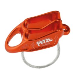Das Bild zeigt das Petzl Reverso Sicherungsgerät in der Farbe rot von schräg oben. MAn erkennt die beiden Sicherungsrillen, das weiße Logo, die eigravierten Symbole sowie die Absturzsicherung.