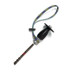 Das Bild zeigt den Petzl Rocpec Handbohrer mit einem Bohrer und der Handschlaufe.