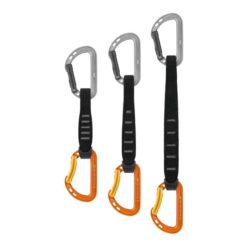 Drei unterschiedlich lange, orange - schwarze Petzl Spirit Expressschlingen nebeneinander.