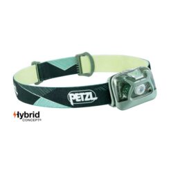 Das Bild zeigt die grüne Petzl Tikka Stirnlampe mit der Lampe rechts und dem Batterieteil links.