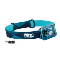 Das Bild zeigt die blaue Petzl Tikka Stirnlampe mit der Lampe rechts und dem Batterieteil links.