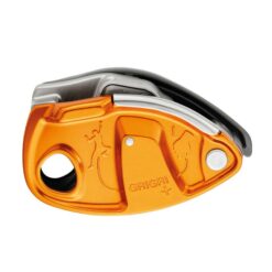 das Bild zeigt ein oranges Petzl Grigri Plus von Petzl auf einem weißem Quadrat. Man sieht die Alu Hülle mit den Piktogrammen für Kletterer und Sicherungshand.