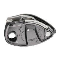 Das Bild zeigt ein graues Petzl Grigri Plus Sicherungsgerät auf einem weißem Quadrat. Man sieht die Alu Hülle mit den Piktogrammen für Kletterer und Sicherungshand.