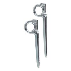 Das Bild zeigt zwei silberne Felshaken auf einem weißem Quadrat.