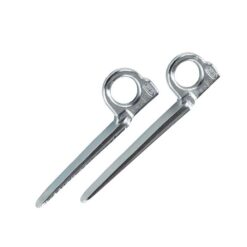 Das Bild zeigt zwei silberne CT Eye Round Felshaken, schräg liegend, mit der Karabineröse oben rechts und der Spitze links unten.