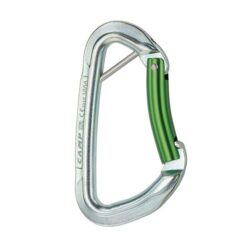 Das Bild zeigt den silbernen Camp Gym Safe Stahlkarabiner mit Splint und grünem Schnapper. Er steht aufrecht im Bild, der Schnapper ist rechts.