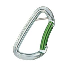 Das Bild zeigt den silbernen Camp Gym Safe Stahlkarabiner mit Splint und grünem Schnapper. Er steht schräg im Bild, der Schnapper ist rechts.