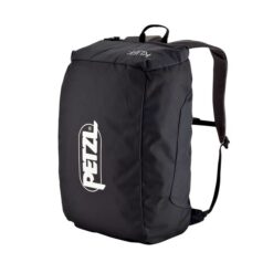 Das Bild zeigt den schwarzen Petzl Kliff Kletterrucksack. Er steht aufrecht in Bildmitte, man sieht den gepackten Petzl Seilsack mit dem Logo auf der Vorderseite.