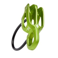 Das Bild zeigt ein grünes Black Diamond ATC Alpine Guide Sicherungsgerät auf einem weißem Quadrat.