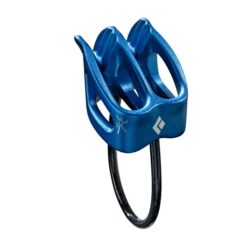 Das Bild zeigt ein blaues Black Diamond ATC-XP Sicherungsgerät. E steht aufrecht im Bild, mit dem Logo auf der Schmalseite.