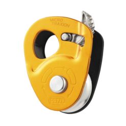 Das Bild zeigt die goldene Petzl Micro Traxion Seilrolle mit Rücklaufsperre mit hochgeklapptem Klemmnocken.